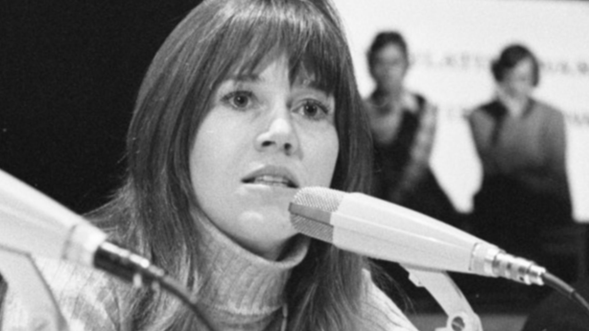 Jane Fonda discusses Vietnam at a press conference in Nijmegen in 1975.