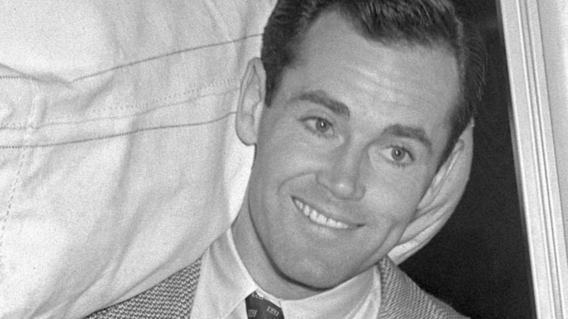 Henry Fonda, with a bag on the shoulder, after enlisting in United States Navy in November 1942.