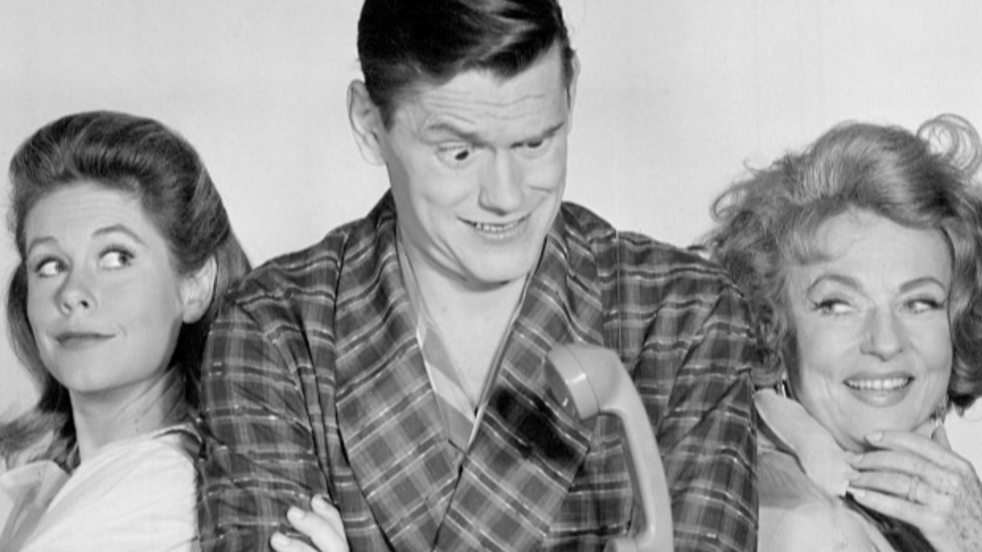 Cast photo from the premiere of the television series Bewitched. From left:Elizabeth Montgomery, Dick York, Agnes Moorehead.