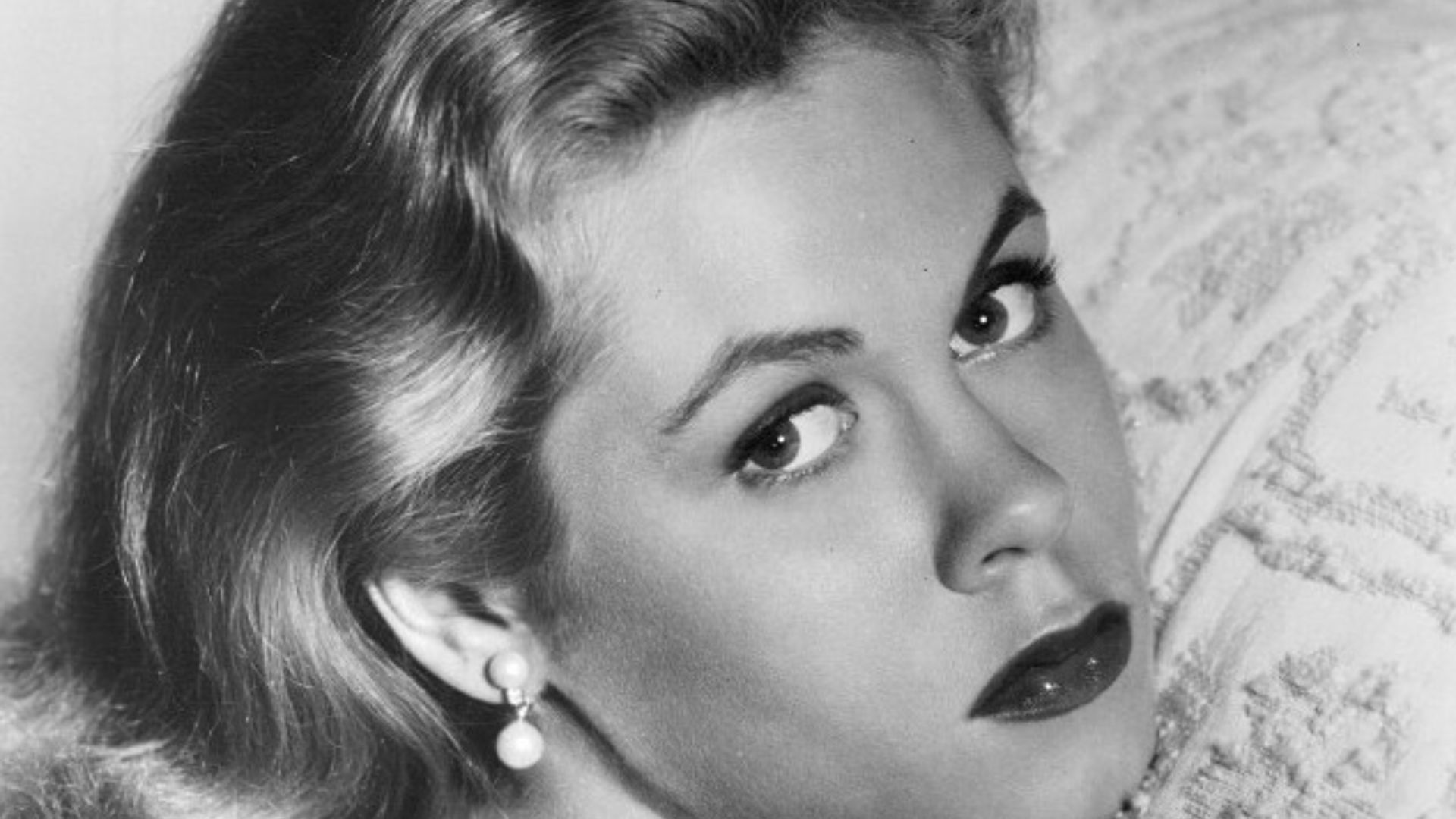 Photo of Elizabeth Montgomery as a guest star on the television program Johnny Staccato.
