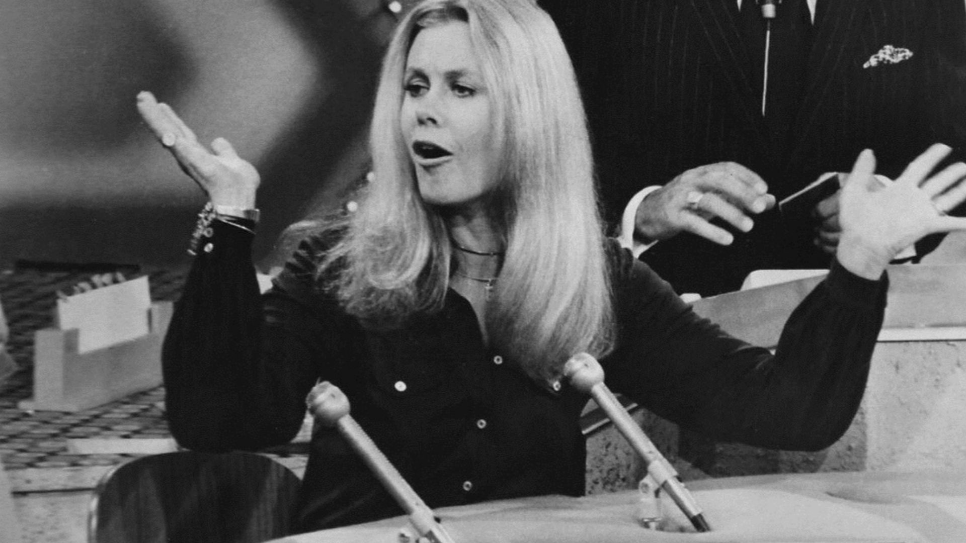 Photo from the television game show Password with Allen Ludden as the host and Elizabeth Montgomery as a celebrity guest.