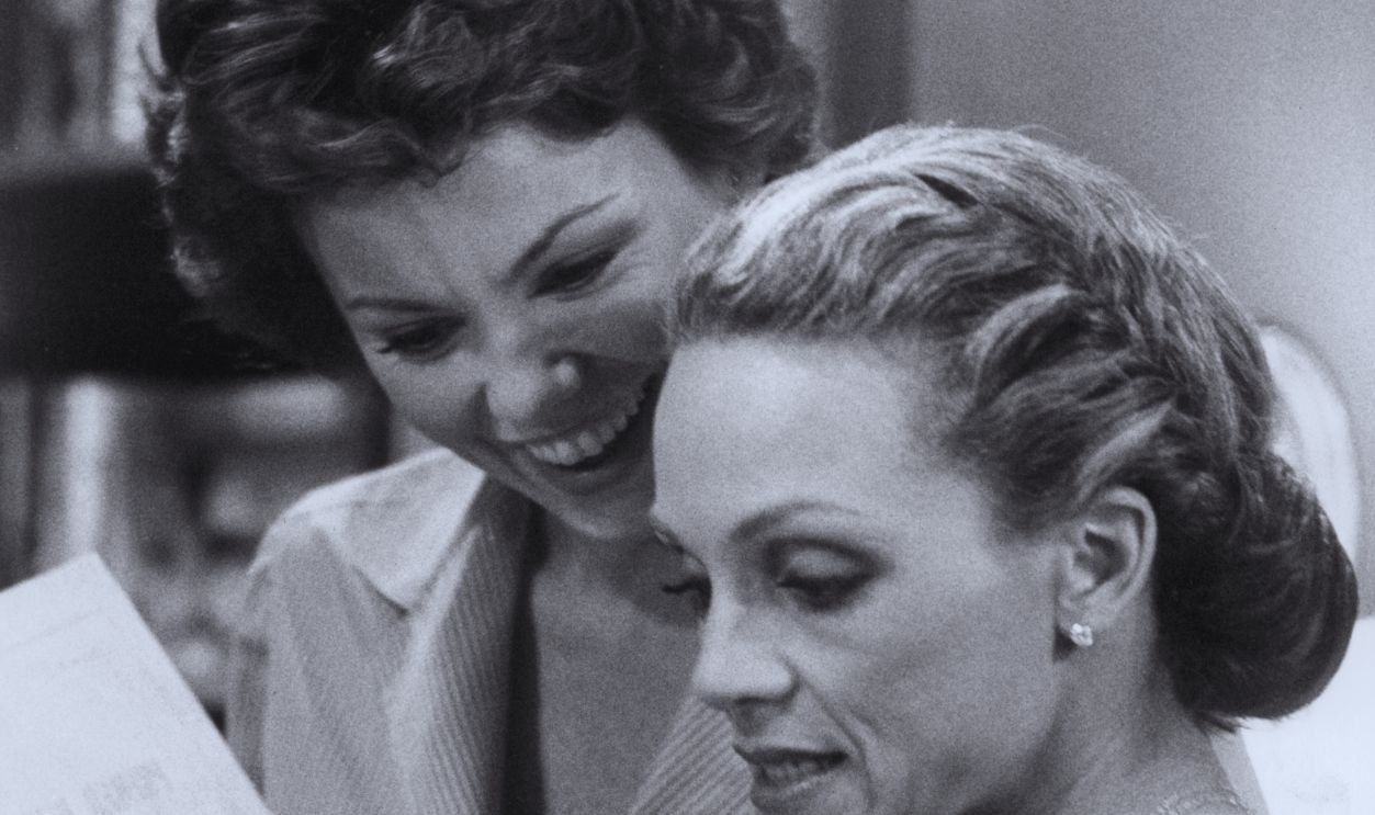 Marsha Mason and Valerie Harper play long time friends in a scene from the film 'Chapter Two', 1979.
