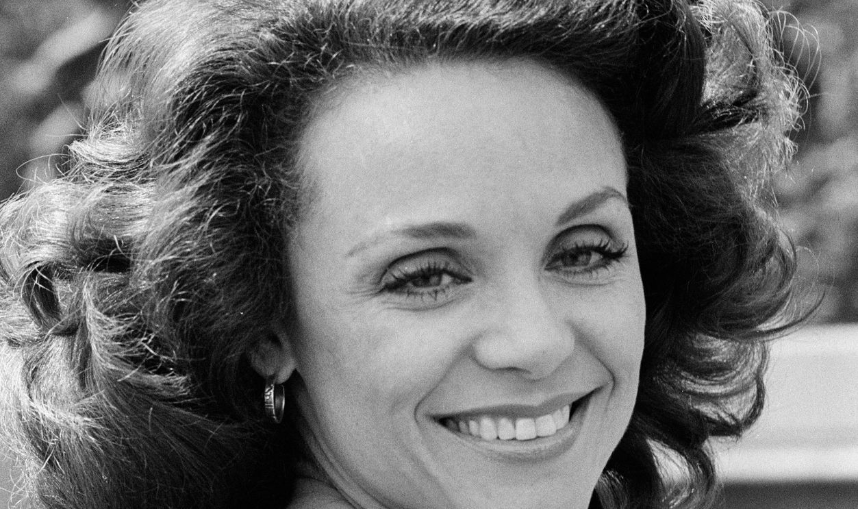 Valerie Harper, American actress and star of TV Series Rhoda, photo-call in London, on Victoria Embankment, Friday 16th June 1978.