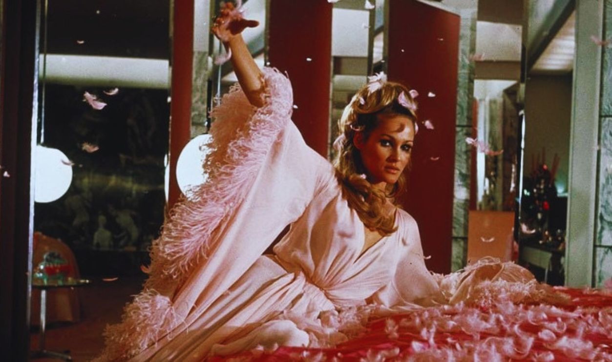 Screenshot from Casino Royale (1967)