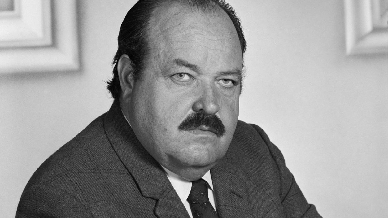Promotional portriat of American actor William Conrad (1920 - 1994) (born William Cann), in costume as Frank Cannon, for the television show 'Cannon,' April 6, 1971.