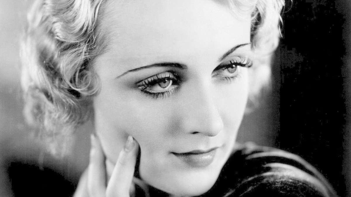 Grayscale Publicity photo of Carole Lombard in a dark outfit