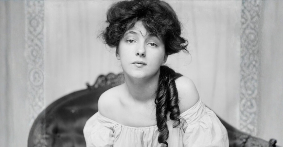 Evelyn Nesbit in 1903 at a time when she was brought to the studio by Stanford White