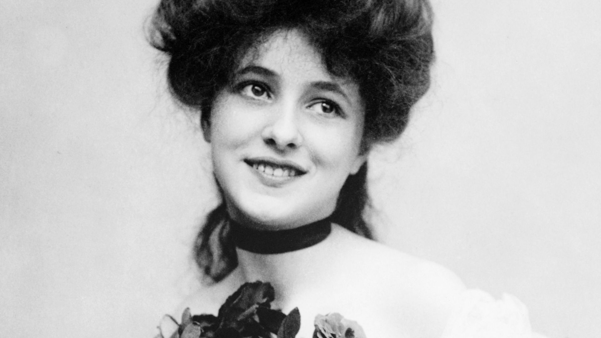 Evelyn Nesbit, half-length portrait, facing front, holding bouquet of roses