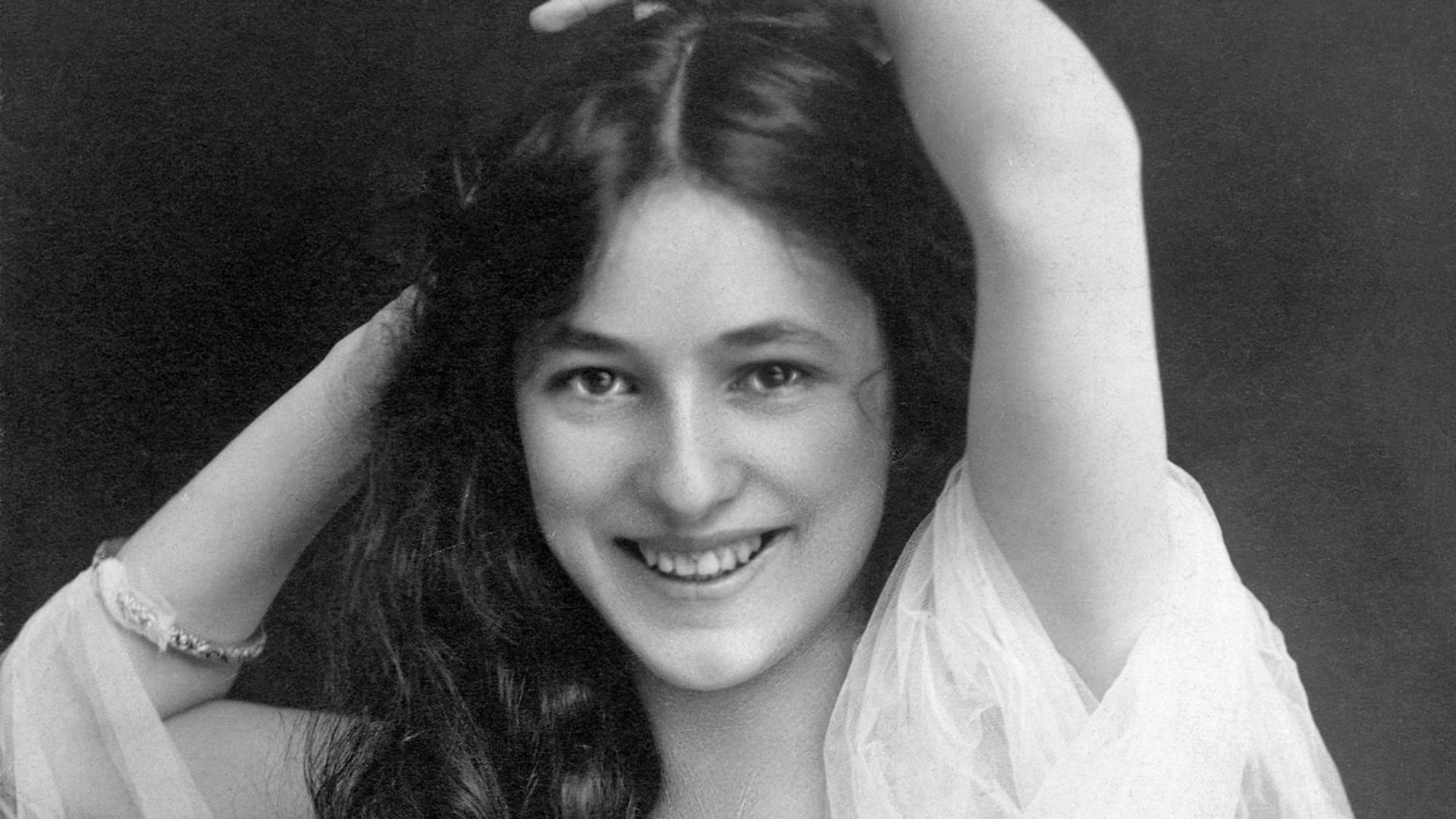 Evelyn Nesbit (December 25, 1884 – January 17, 1967) was the professional name of Florence Evelyn Nesbit, a popular American chorus girl and artists’ model whose liaison with renowned architect Stanford White immortalized her as