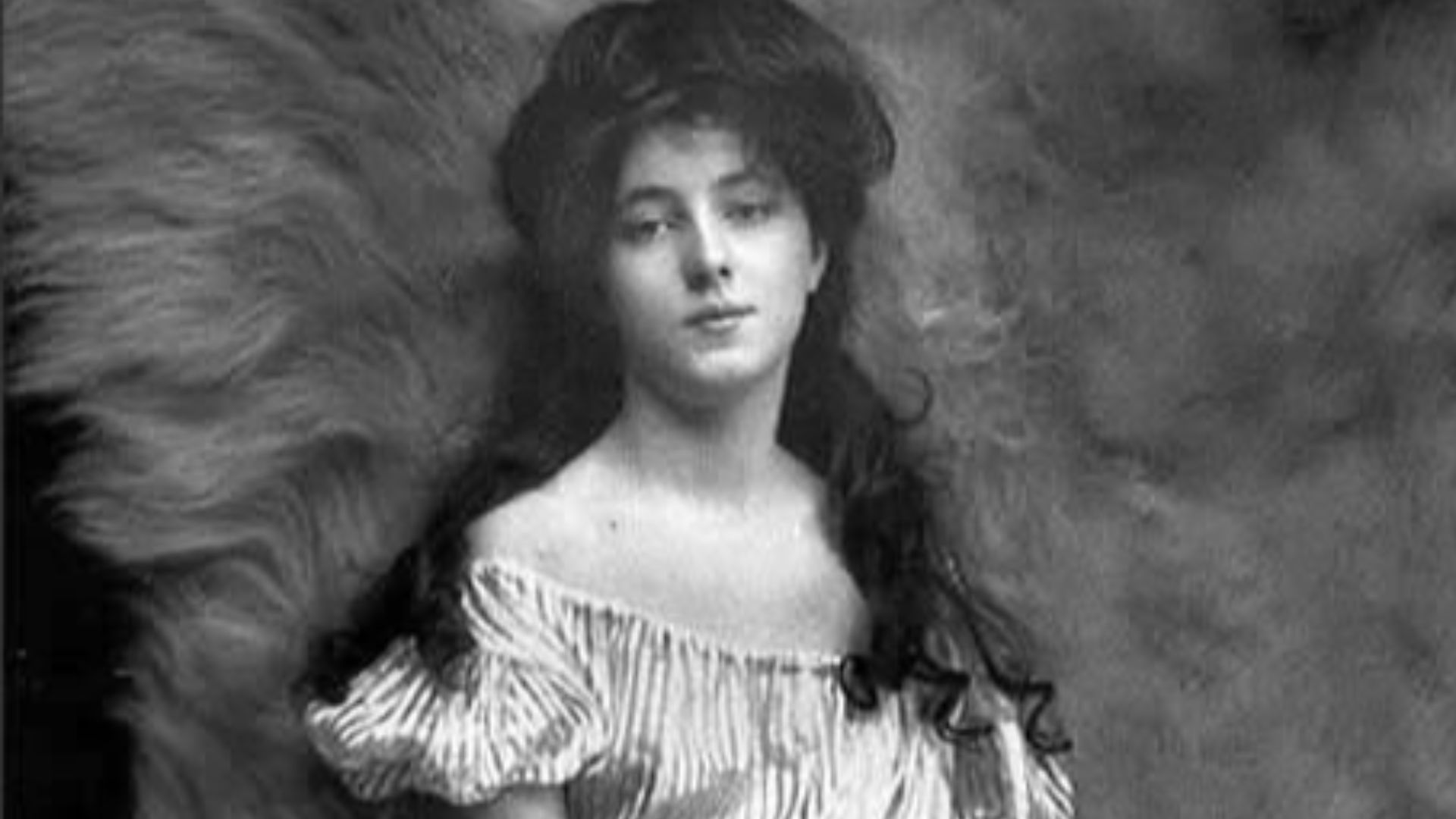 Evelyn Nesbit (1901 photograph - large)Blasted if I know how I found the article when I can't even get the name right. This is a photograph of Evelyn Nesbit, taken in 1901 by Rudolf Eickemeyer, Jr.