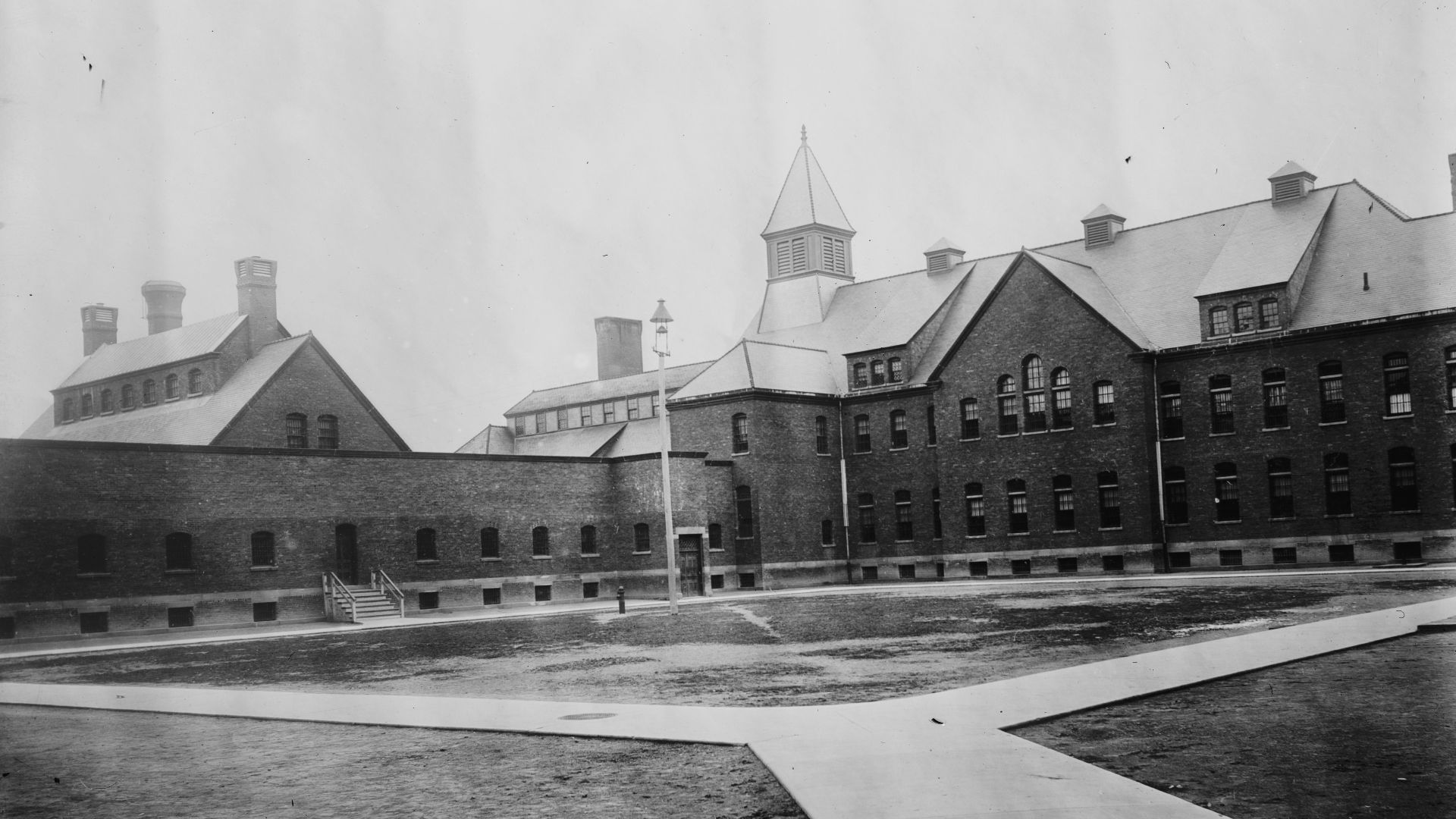 Title: Matteawan Asylum - exercise yard for men
Abstract/medium: 1 negative : glass ; 5 x 7 in. or smaller.