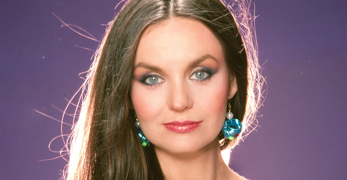 Crystal Gayle poses for a portrait in 1986 in Los Angeles, California.