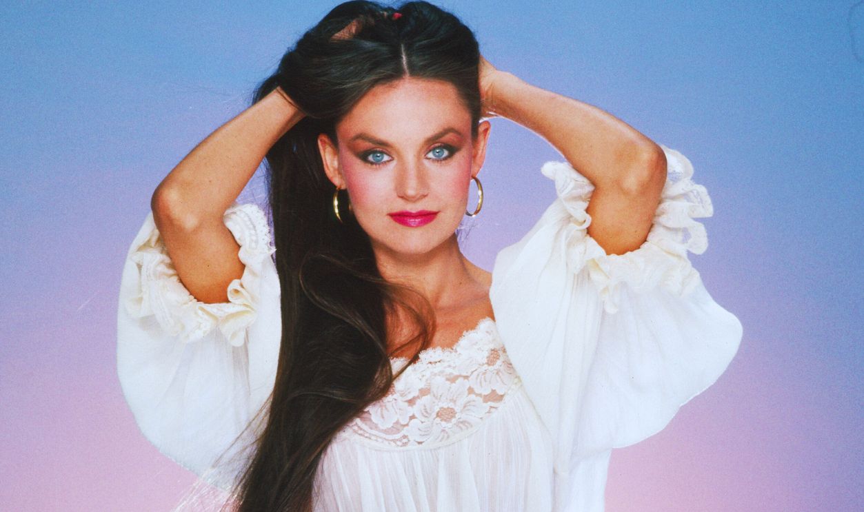 Country Singer Crystal Gayle poses for a portrait in 1986 in Los Angeles, California.
