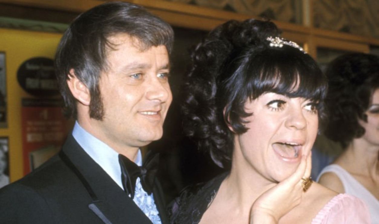 Actor Roger Perry and Actress Jo Anne Worley attend the Airport Hollywood Premiere on March 19, 1970 at Hollywood Pacific Theatre in Hollywood, California.