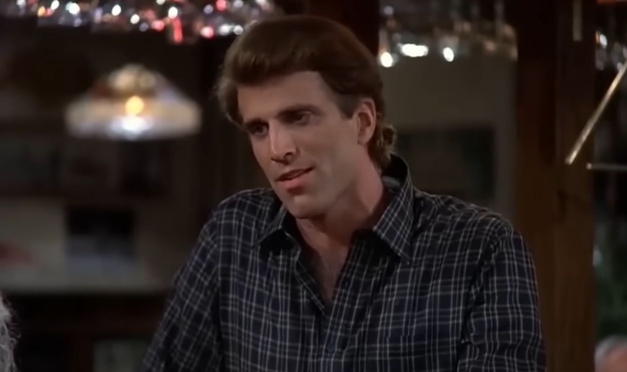 Screenshot from Cheers (1982–1993)