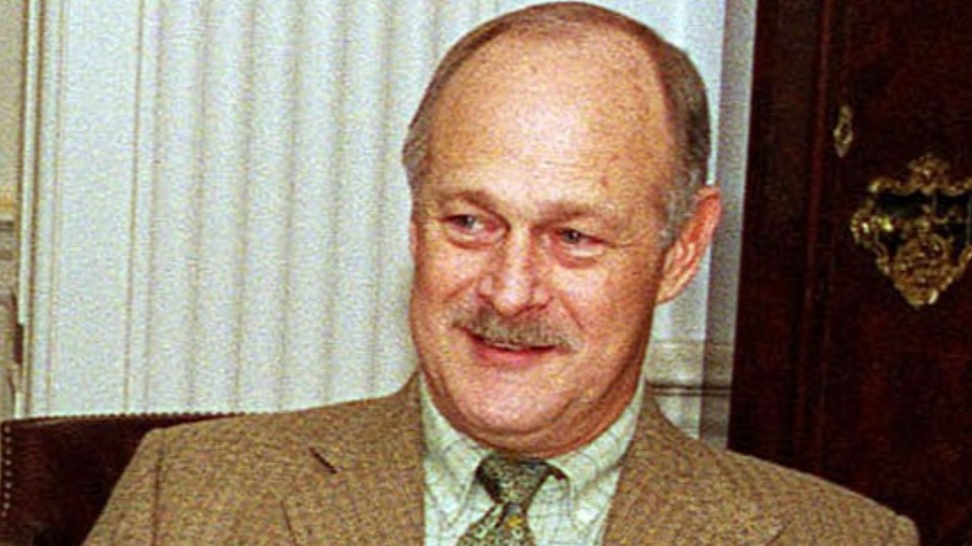 Gerald McRaney in meeting, but everything but McRaney is cropped out.Original description: Actor Gerald McRaney visits with Defense Secretary William S. Cohen in his Pentagon office