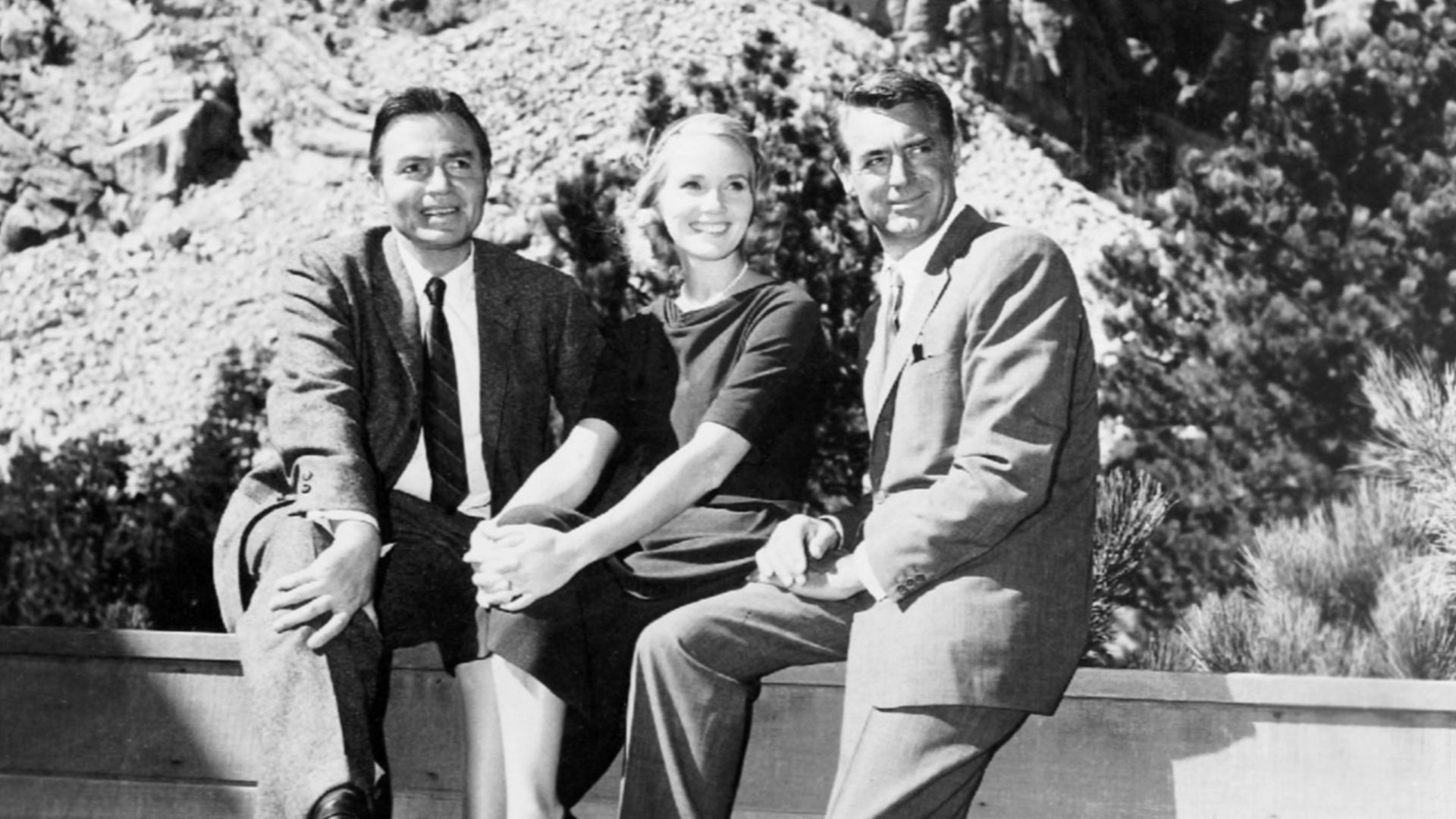Photo of James Mason, Eva Marie Saint and Cary Grant, stars of the film North by Northwest posing at Mount Rushmore.  From the trade magazine Motion Picture Daily.
Note that the uploaded photo is larger and of better quality than the magazine photo.
A ren