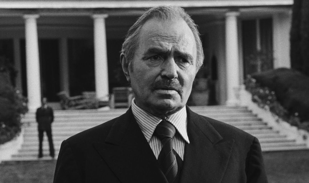 James Mason sur le tournage du film 'Marseille contrat', en janvier 1974.