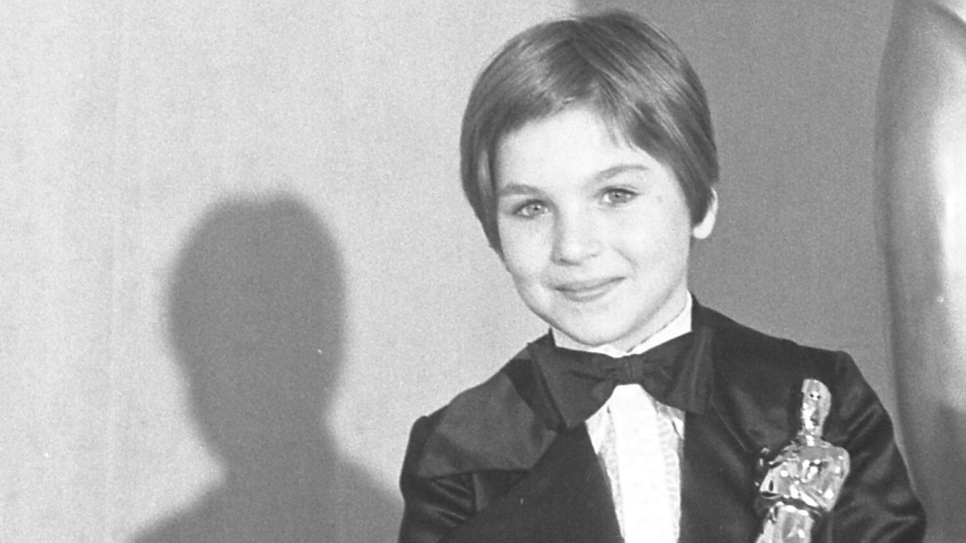 Tatum O'Neal, holding her Oscar for
