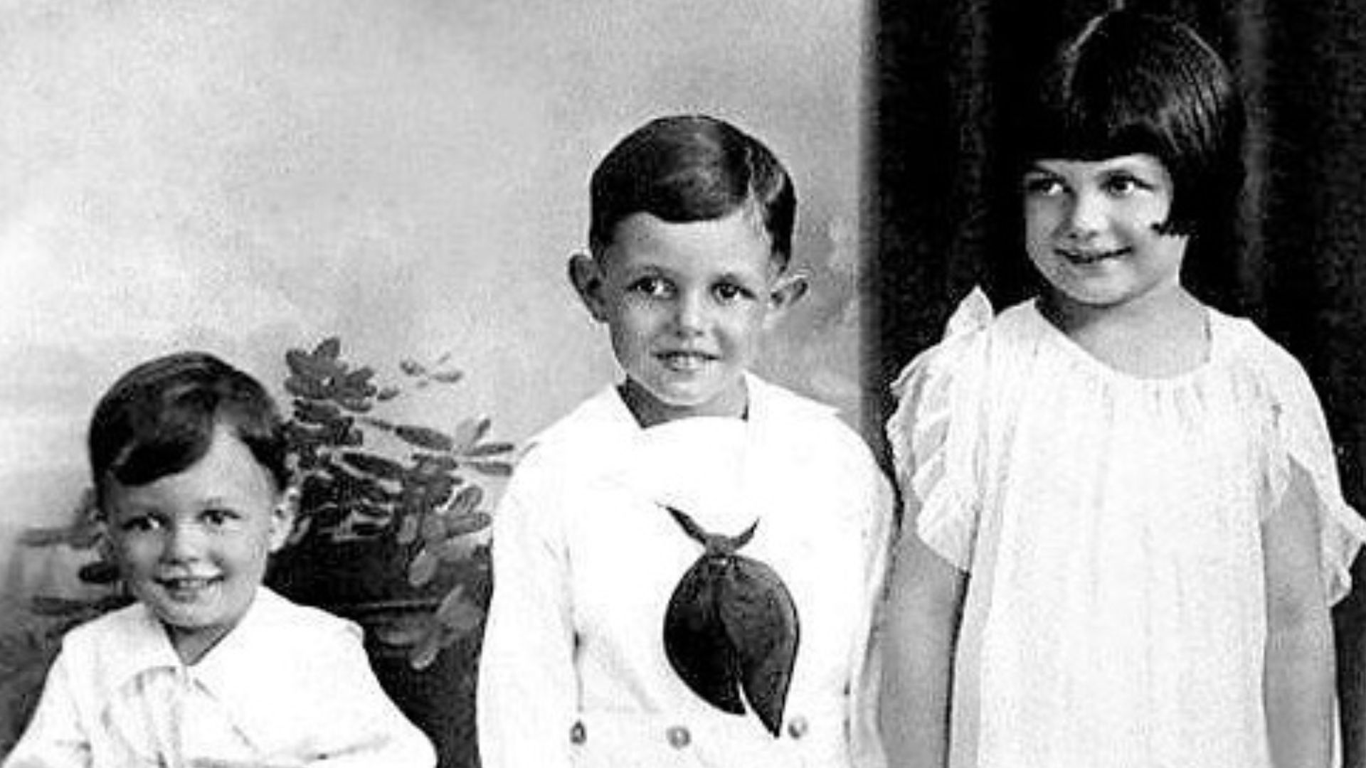 Young Rita Hayworth with her two brothers (1924)