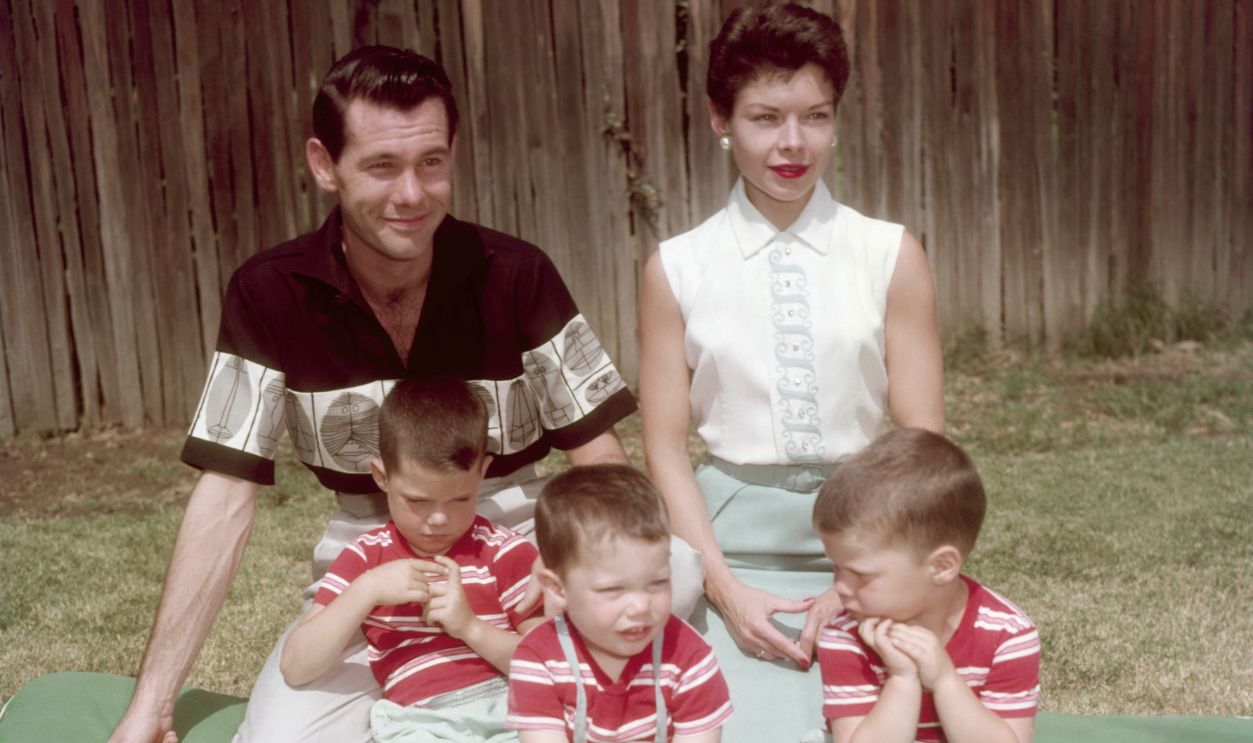 American television host and comedian Johnny Carson (1925 - 2005) with his first wife Jody Wolcott and their sons (left to right) Christopher, Cory and Richard (1952 - 1991)at their home in Encino, California, circa 1955.
