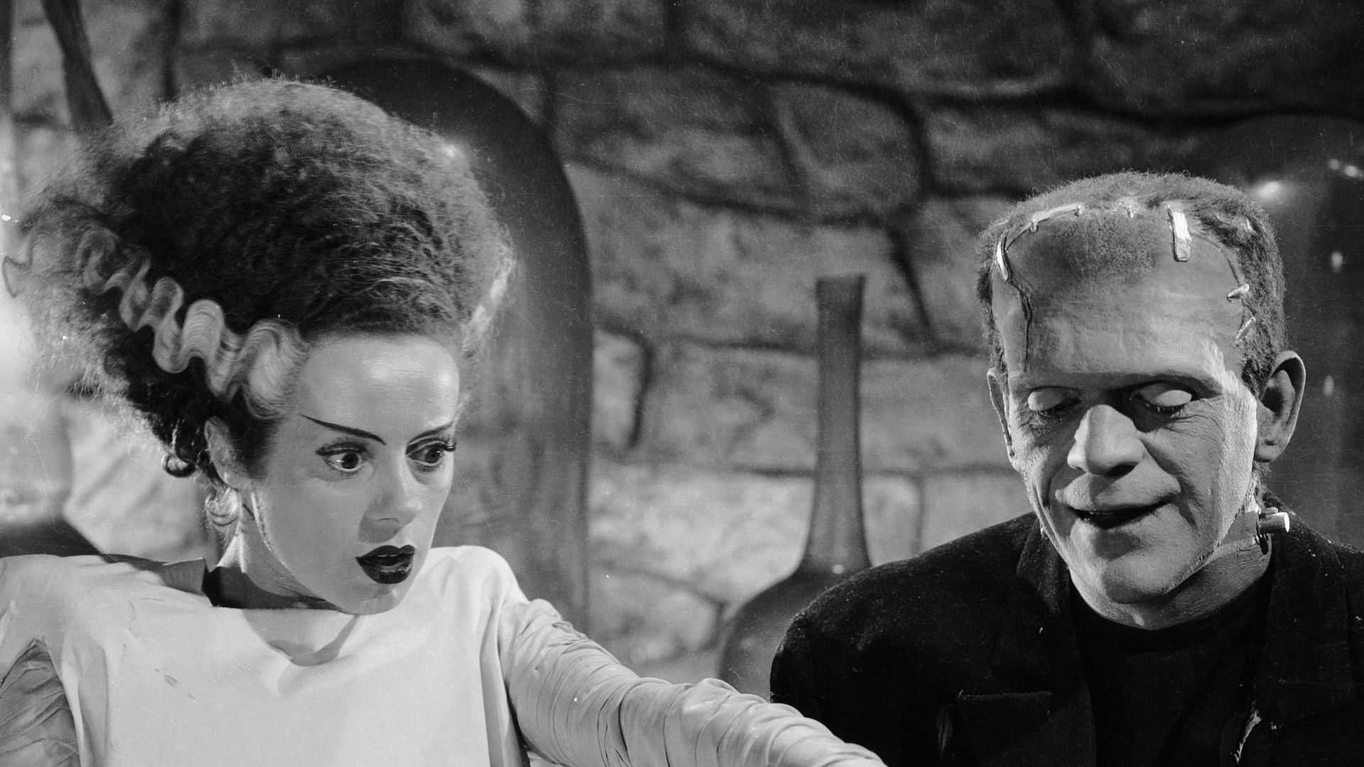Photo of Elsa Lanchester and Boris Karloff from the 1935 film The Bride of Frankenstein.
Note that the image uploaded here is of better quality than the newsprint photo.
Renewals were checked in publications for the years 1962 and 1963.  There were no lis