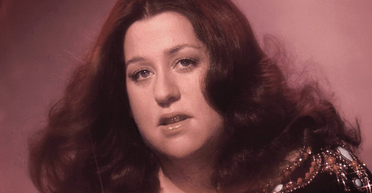 Singer Cass Elliot poses for a portrait circa 1970. 