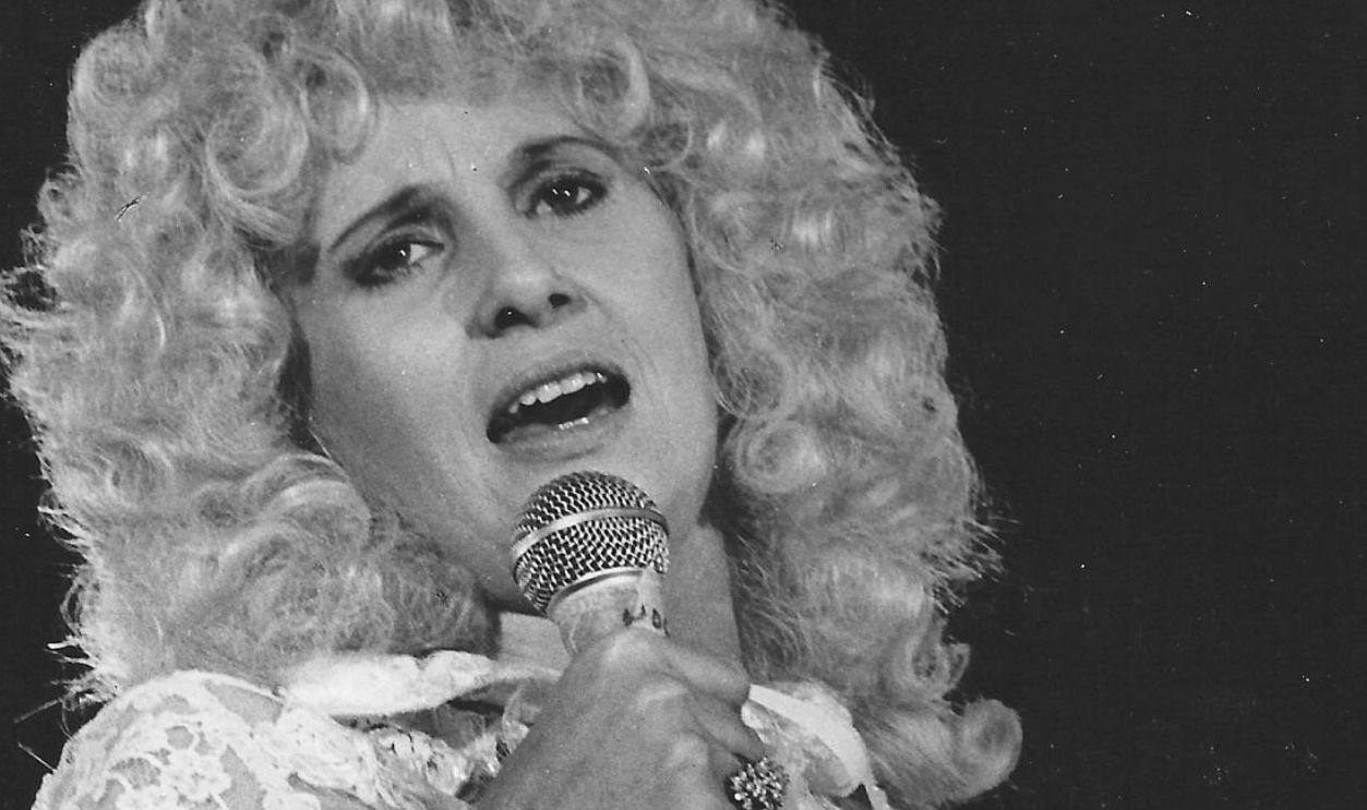 Tammy Wynette (1942-1998), American singer-songwriter, during a concert, April 1981.