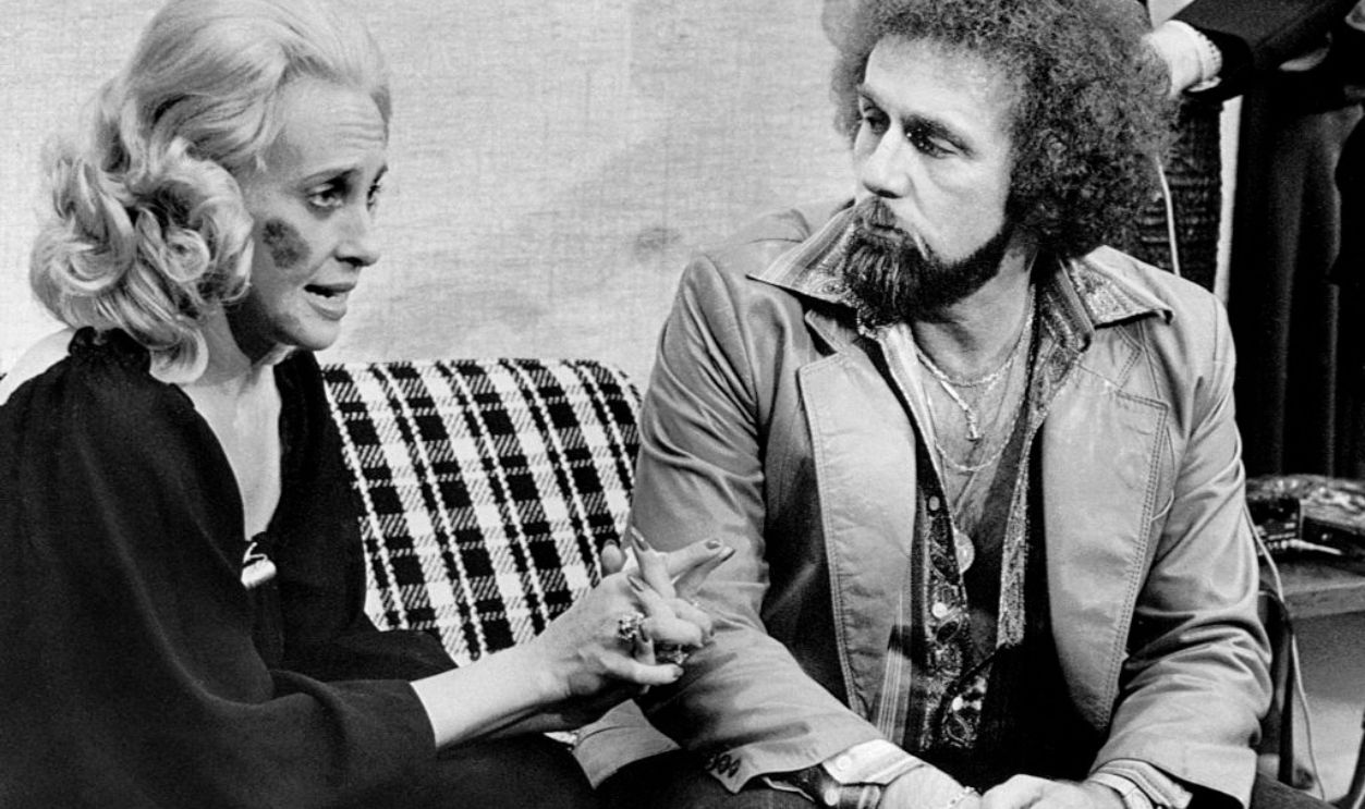 (Original Caption) Country music star Tammy Wynette, her face showing the bruises from her abduction, sits with her husband George Richey during a news conference at the Carolina Coliseum 10/6. Miss Wynette made her first concert appearance since her abduction.