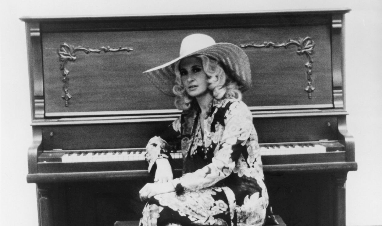 Country singer Tammy Wynette poses for a portrait circa 1970. 