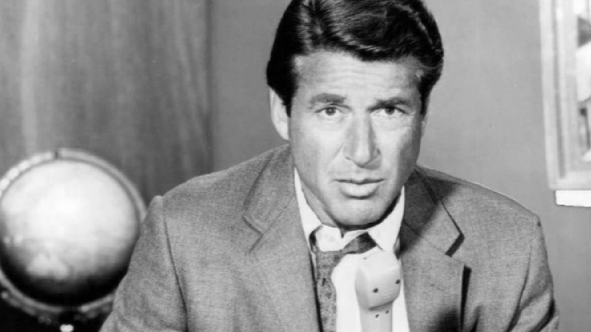 Photo of Efrem Zimbalist, Jr. as Stu Bailey from the television program 77 Sunset Strip.