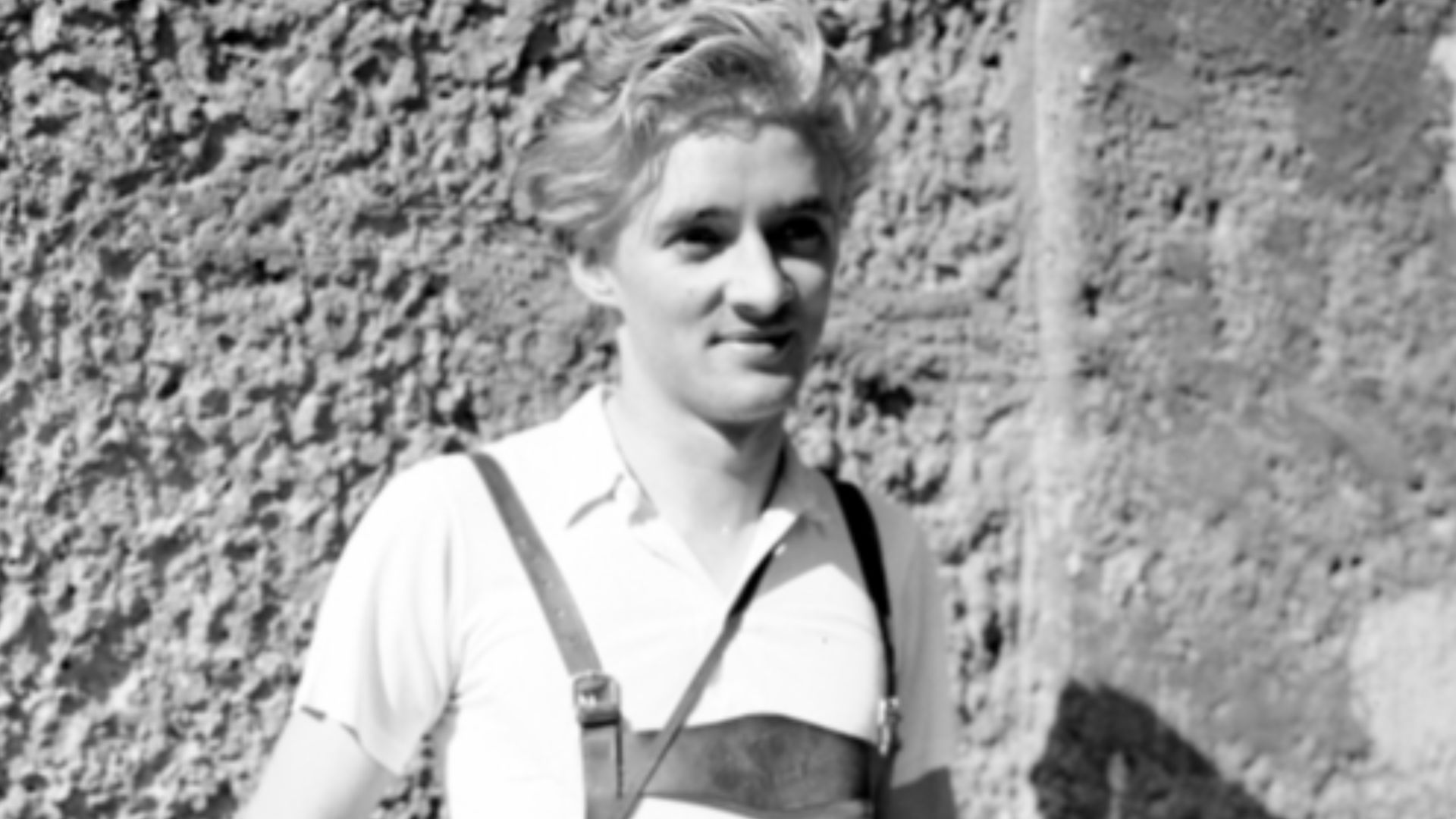 Oskar Werner an einer Mauer beim Salzburger Festspielhaus.