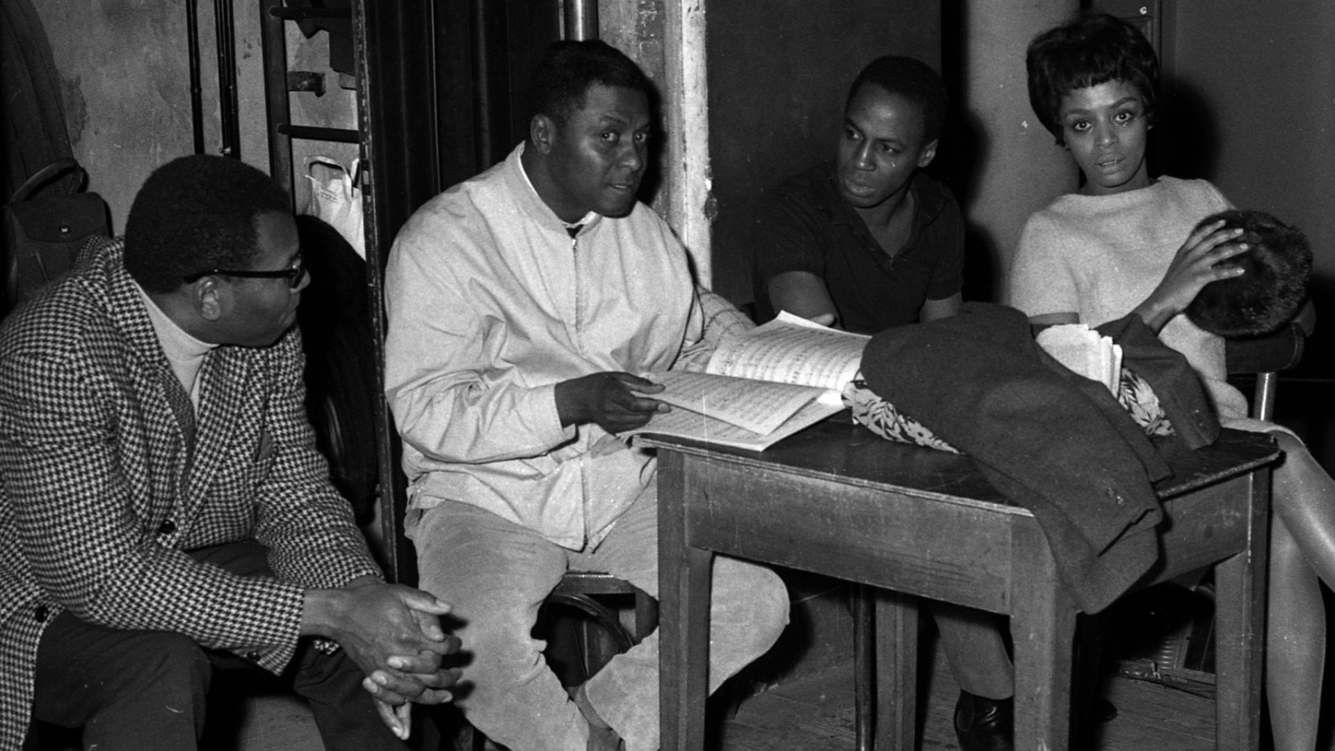 intérieur du théâtre du Capitole. Le 23 février 1967. Plan rapproché sur scène, vue des coulisses, avec de gauche à droite les chanteurs George Goodman, WilliamRay, Robert Guillaume et la chanteuse Olive Moorefield, lors de la répétition de l'opéra