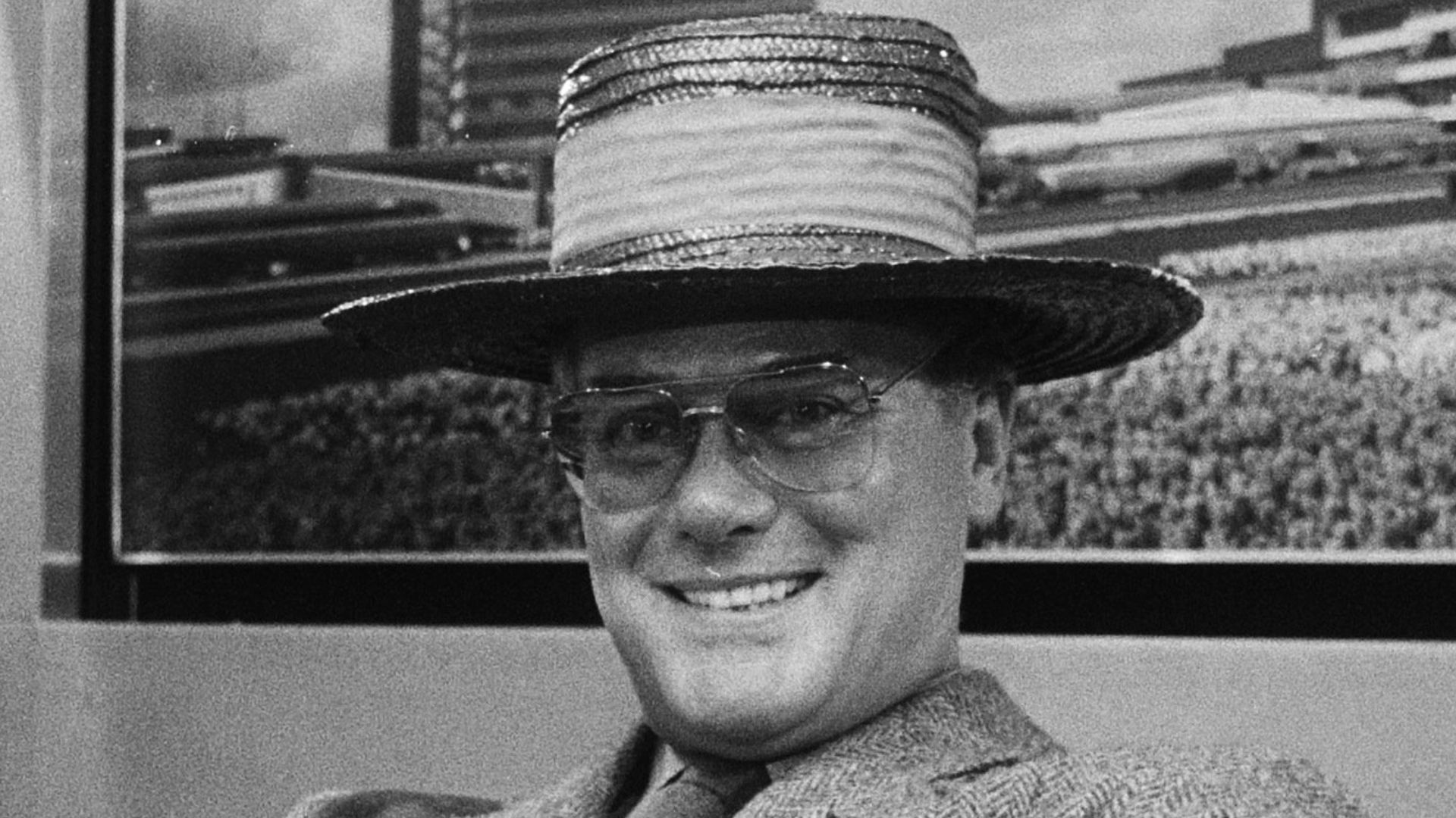 Larry Hagman, met cowboyhoed, vergezeld door zijn echtgenote