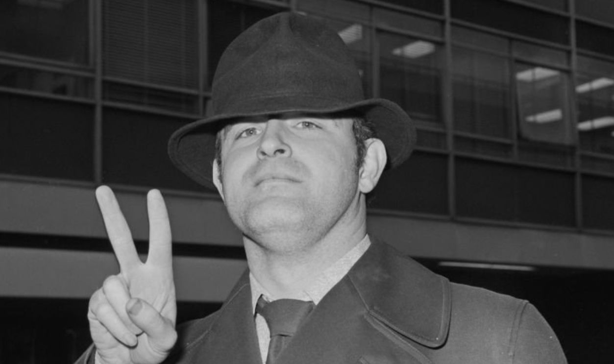 American actor Peter Boyle (1935-2006) flicks a 'V' for Victory sign in London on 18th March 1971. Peter Boyle recently played the role of Joe Curran in the drama film 'Joe'. 
