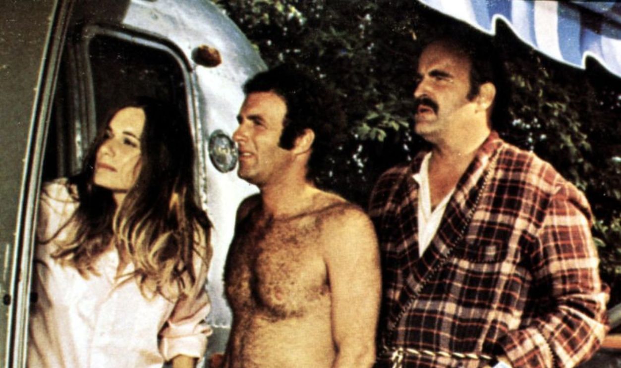 Kino. Sally Kellerman, James Caan, Peter Boyle Kitty (Sally Kellerman), Dick (James Caan,m) und Barry (Peter Boyle) auf der Suche nach dem Geld. , 1973, Slither, Schleuderpartie.