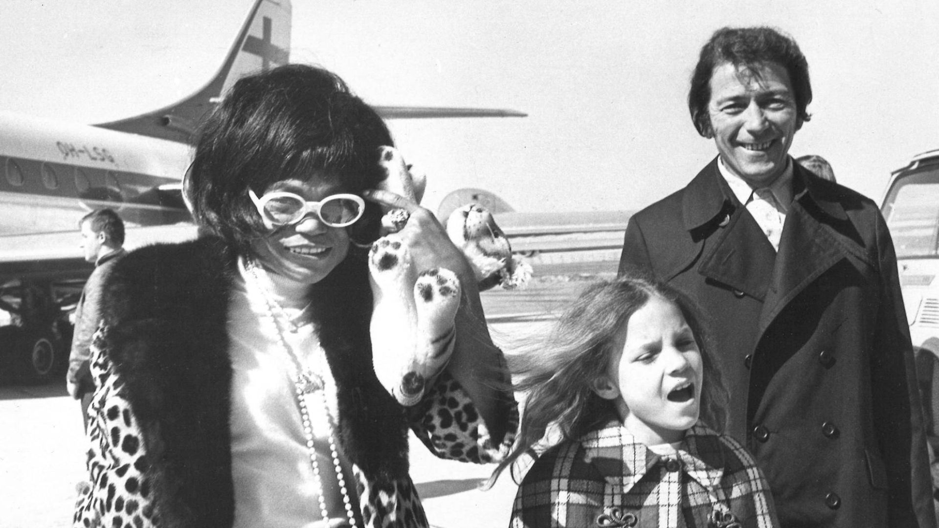Photograph of the American vocalist Eartha Kitt arriving to Finland with her daughter Kit. She was filming the TV show Eartha Kitt in Europe.