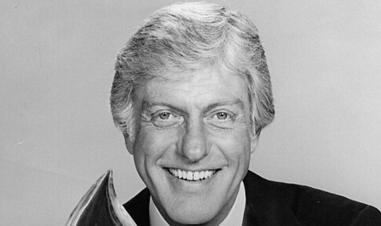 Dick Van Dyke (with the People's Choice Awards statuette) will host