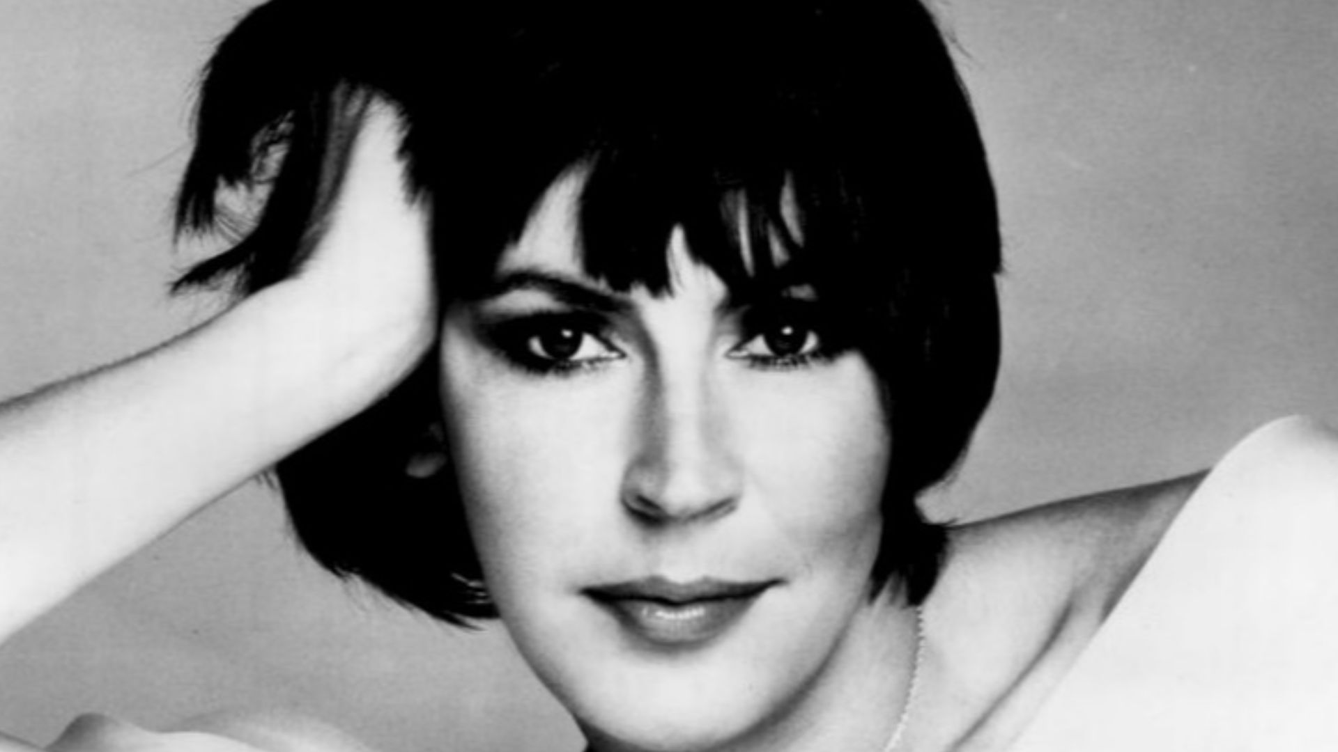 Publicity photo of singer Helen Reddy