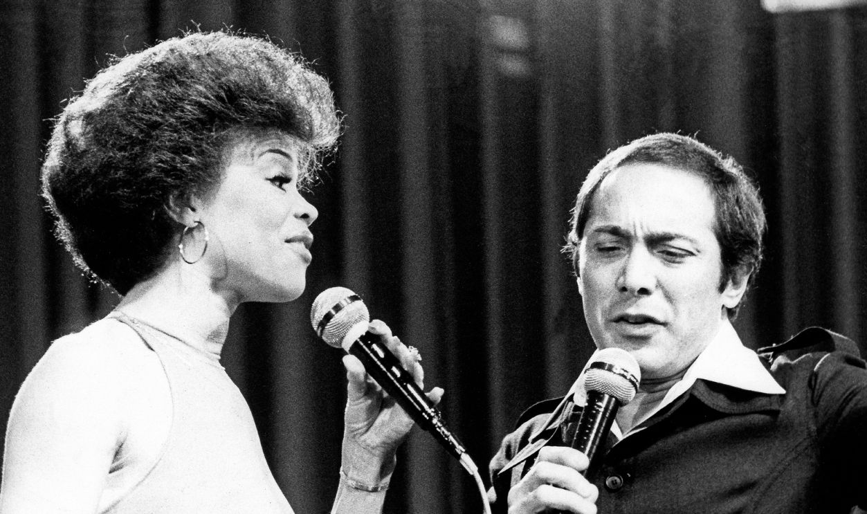 Getty Images - 1254670156 - Paul Anka, kanadischer Sänger, mit Gaststar Odia Coates bei einem Auftritt im deutschen Fernsehen, Deutschland 1977.