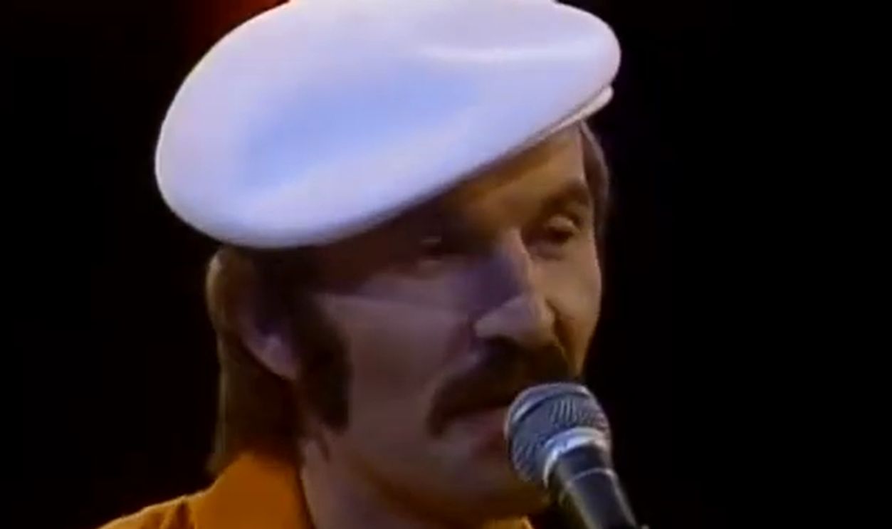 Screenshot from Moonlight Feels Right, Private Stock Records (1976)
