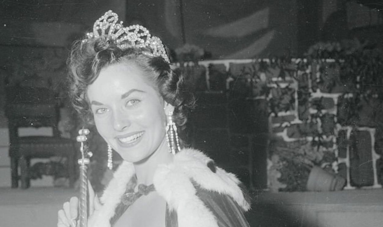 (Original Caption) Setting off her jewelled crown with a beautiful smile, Lee Ann Meriwether is shown for the first time in her