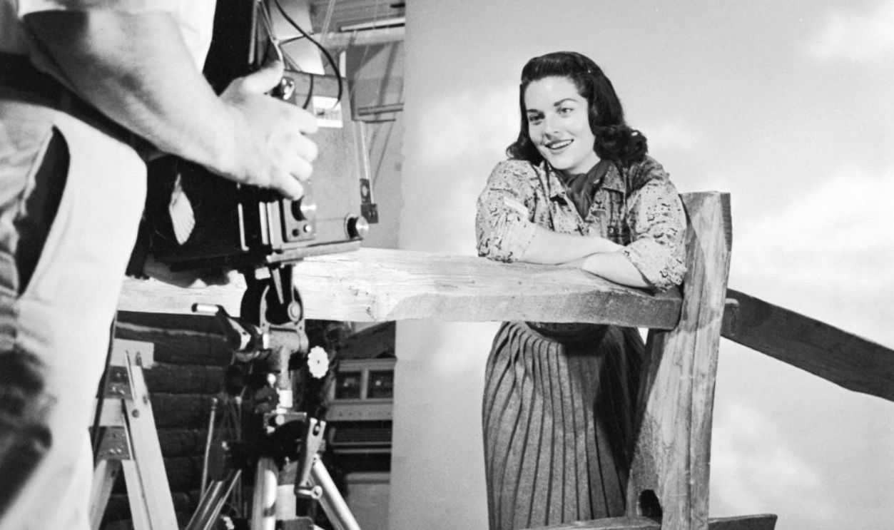 circa 1955: A photographer takes a studio portrait of Miss America 1955, Lee Meriwether. (
