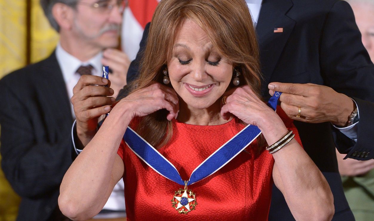  Marlo Thomas during a ceremony in the East Room of the White House on November 24, 2014 in Washington, DC