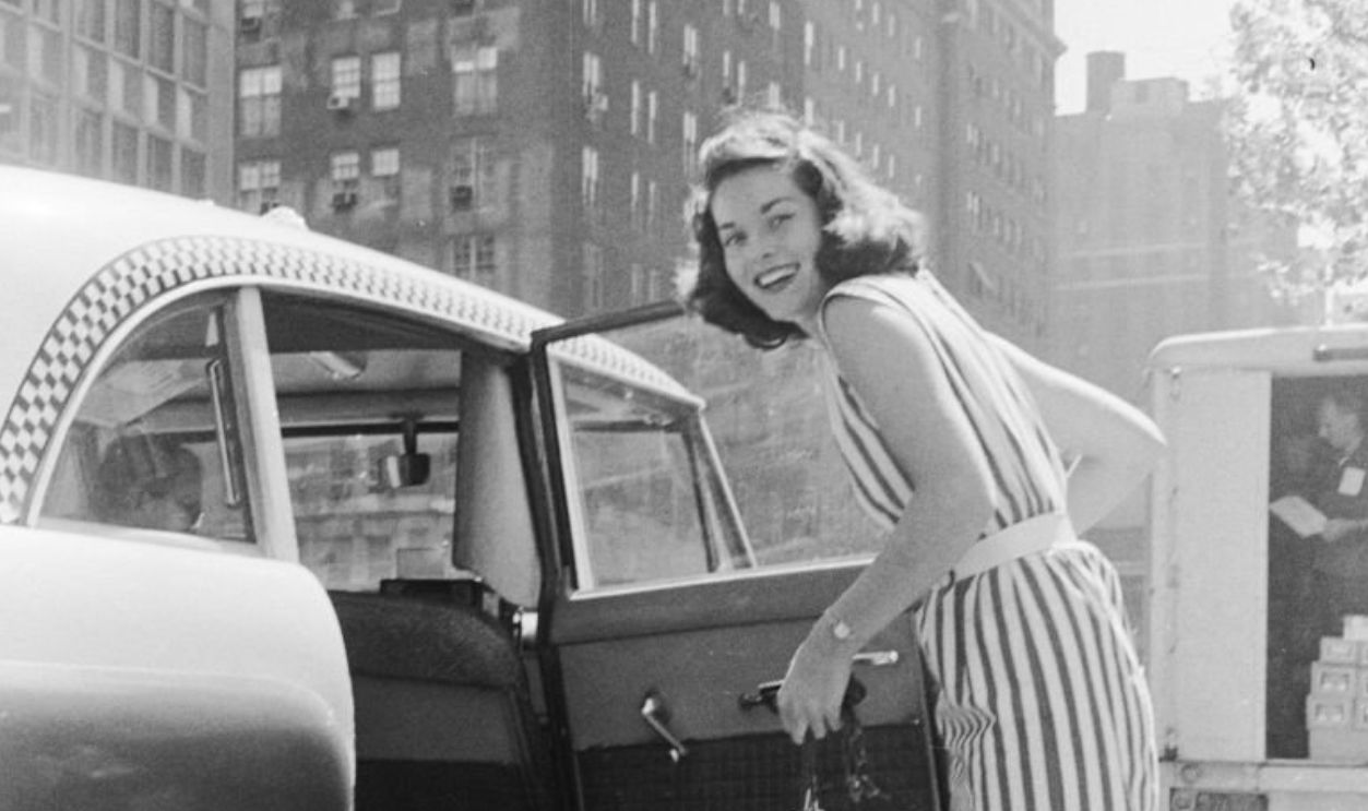 circa 1955: Miss America 1955, Lee Meriwether taking a taxi to the television studio.