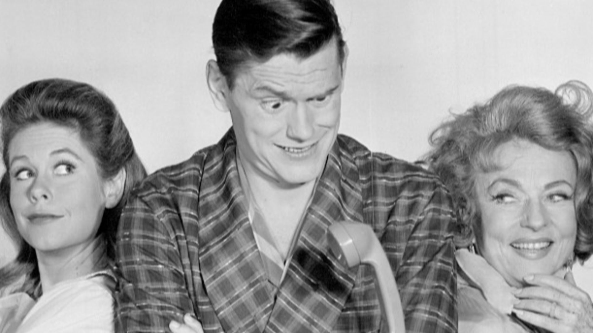Cast photo from the premiere of the television series Bewitched. From left:Elizabeth Montgomery, Dick York, Agnes Moorehead.