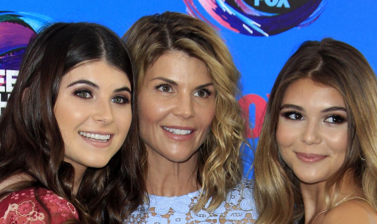 LOS ANGELES - AUG 13: Olivia Giannulli, Lori Loughlin, Isabella Giannulli at the Teen Choice Awards 2017 at the Galen Center on August 13, 2017 in Los Angeles, CA