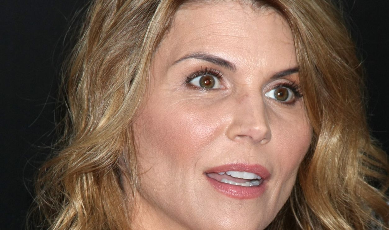 LOS ANGELES - MAY 19: Lori Loughlin at the 40th Anniversary Gracies Awards at the Beverly Hilton Hotel on May 19, 2015 in Beverly Hills, CA