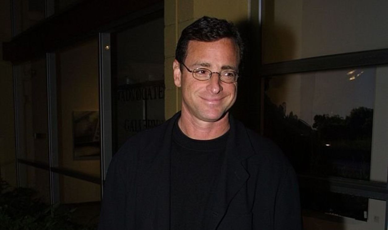 395574 02: Actor Bob Saget arrives at the Acoustic Americans Unplugged Tribute to benefit the American Red Cross 9-11 disaster relief fund October 9, 2001 in Los Angeles, CA.