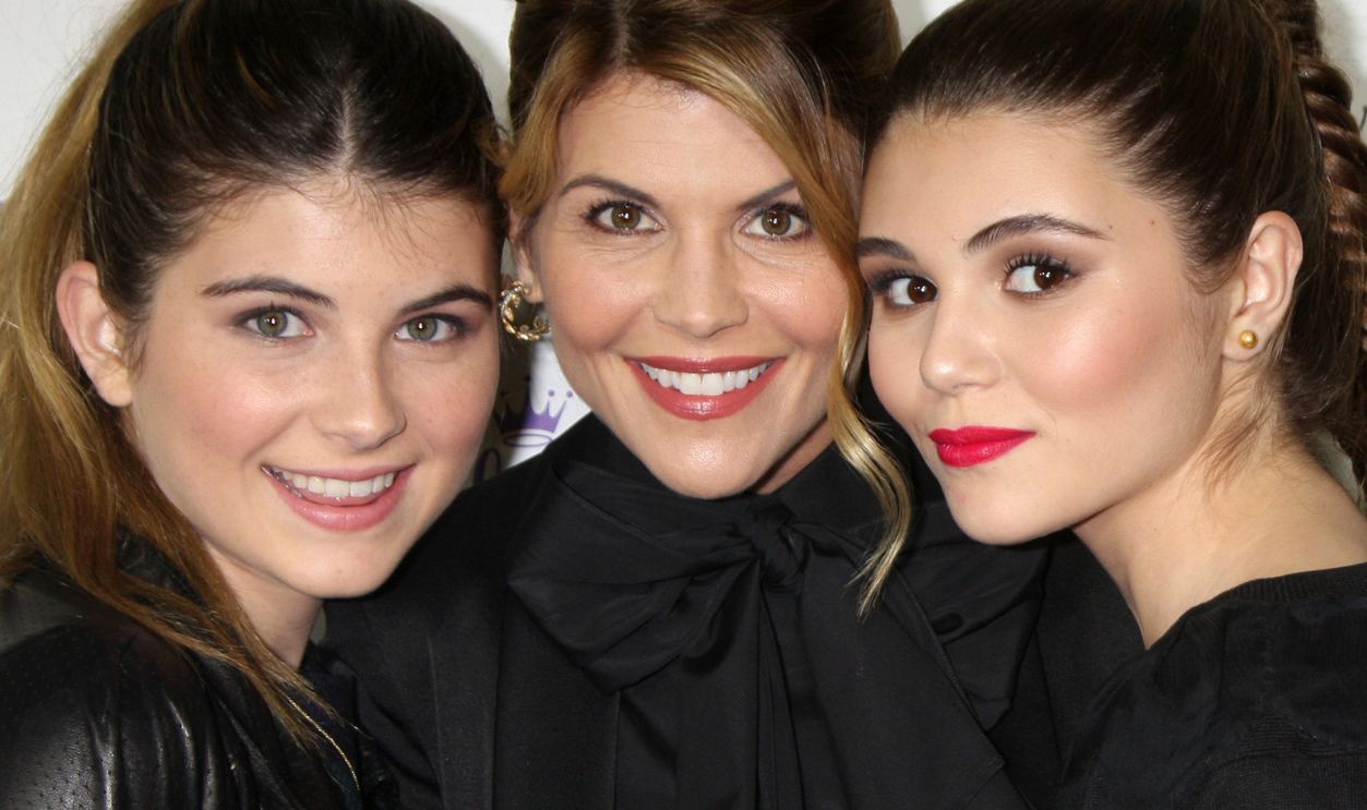 LOS ANGELES - NOV 4: Lori Loughlin, daughters Isabella Rose Giannulli, Olivia Jade Giannulli at the "Northpole" Screening Reception at the La Piazza Restaurant on November 4, 2014 in Los Angeles, CA